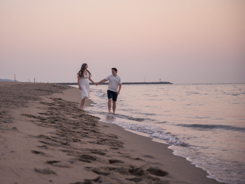 Photos de fiançailles au bord de la mer : la séance de Claire & Luc à Leucate. Séance engagement au lever de soleil au ponton de Leucate. Robe : Aym studio. Bague de fiançailles : Deloison Paris.