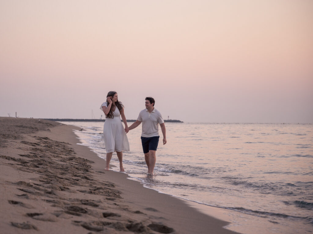 Photos de fiançailles au bord de la mer : la séance de Claire & Luc à Leucate. Séance engagement au lever de soleil au ponton de Leucate. Robe : Aym studio. Bague de fiançailles : Deloison Paris.