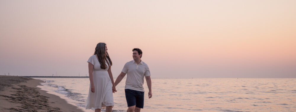 Photos de fiançailles au bord de la mer : la séance de Claire & Luc à Leucate. Séance engagement au lever de soleil au ponton de Leucate. Robe : Aym studio. Bague de fiançailles : Deloison Paris.