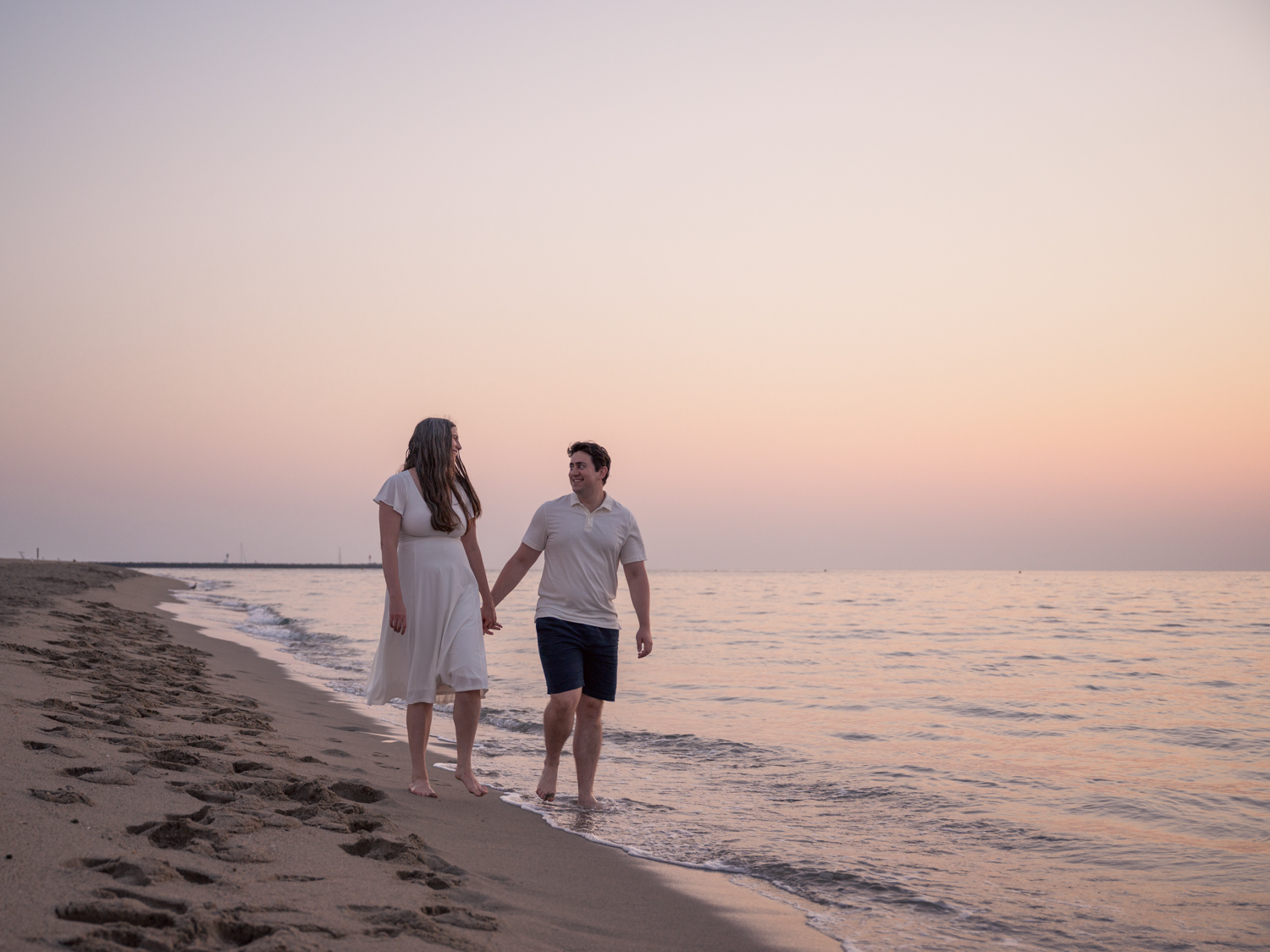 Photos de fiançailles au bord de la mer : la séance de Claire & Luc à Leucate. Séance engagement au lever de soleil au ponton de Leucate. Robe : Aym studio. Bague de fiançailles : Deloison Paris.