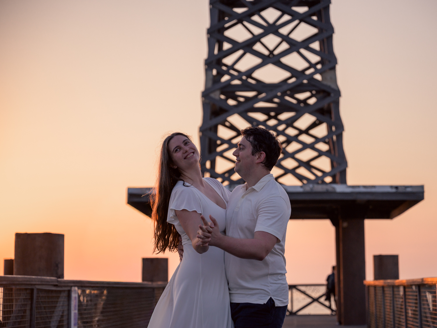 Photos de fiançailles au bord de la mer : la séance de Claire & Luc à Leucate. Séance engagement au lever de soleil au ponton de Leucate. Robe : Aym studio. Bague de fiançailles : Deloison Paris.