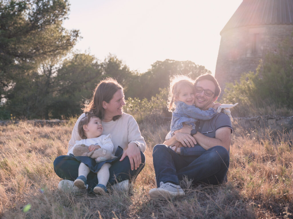 photos de famille à l'automne shooting photo de famille réalisé en extérieur, au Moulin de Villegly, Aude.