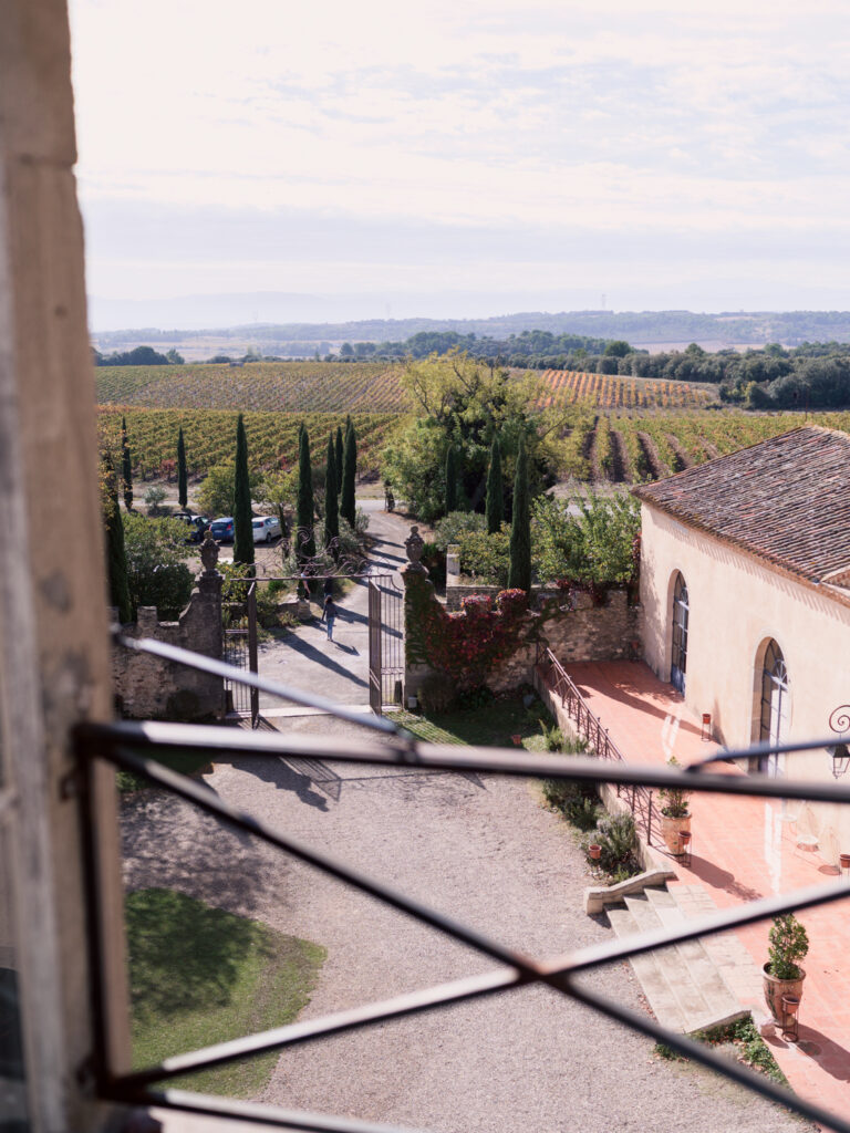 Mariage au château de Villerambert à Caunes-Minervois, Aude. Mariage à l'automne. préparatifs des mariés