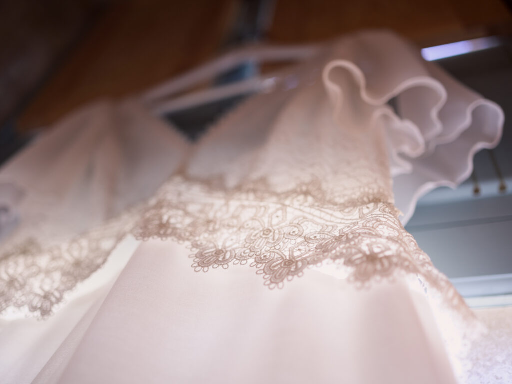 Mariage au château de Villerambert à Caunes-Minervois, Aude. Mariage à l'automne. préparatifs des mariés