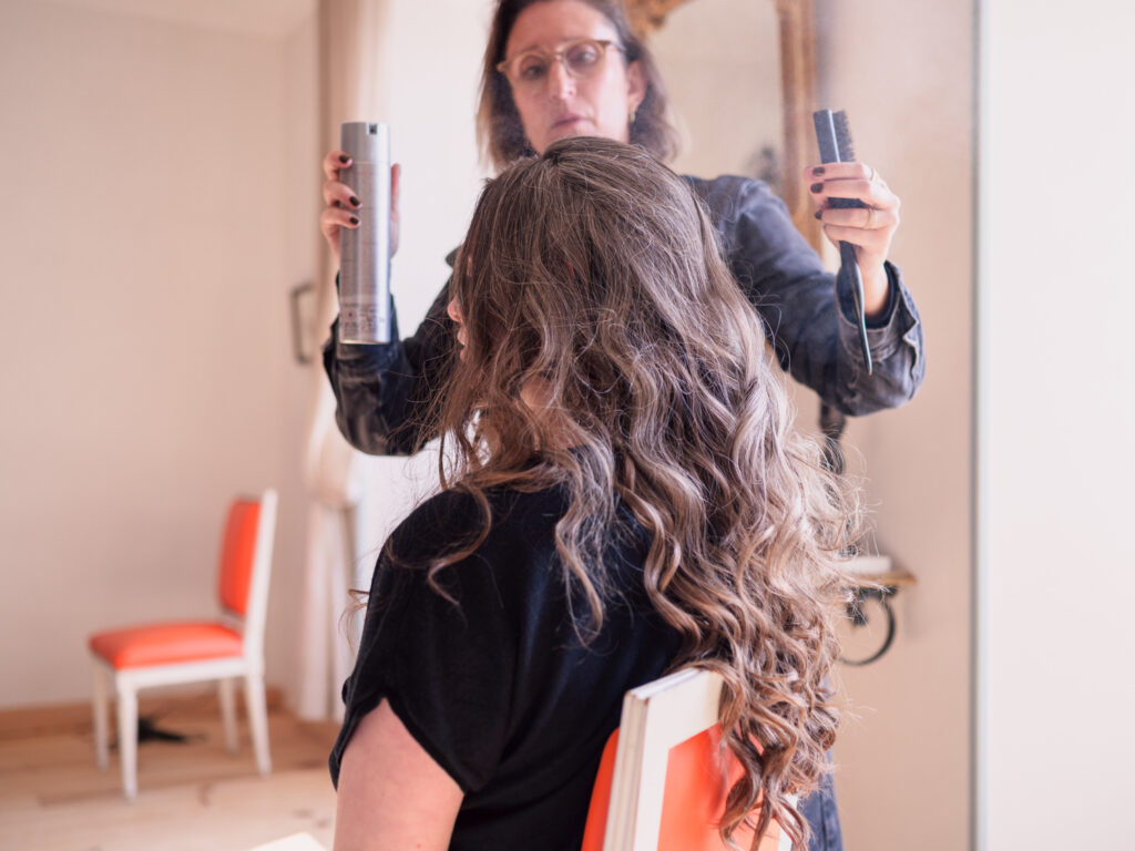 Mariage au château de Villerambert à Caunes-Minervois, Aude. Mariage à l'automne. préparatifs des mariés