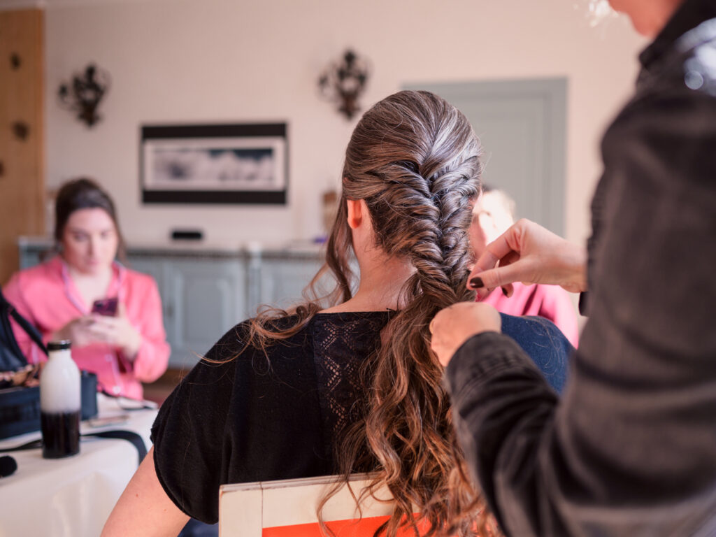 Mariage au château de Villerambert à Caunes-Minervois, Aude. Mariage à l'automne. préparatifs des mariés