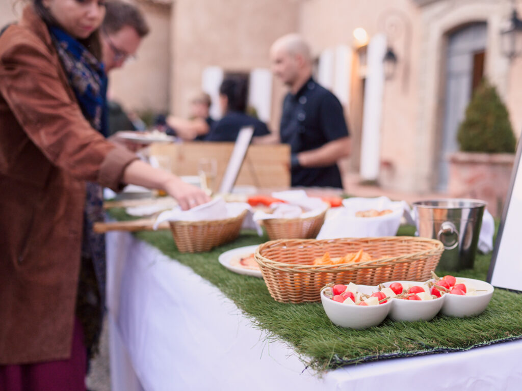 Mariage au château de Villerambert à Caunes-Minervois, Aude. Mariage à l'automne. Shooting privé des mariés de nuit. vin d'honneur