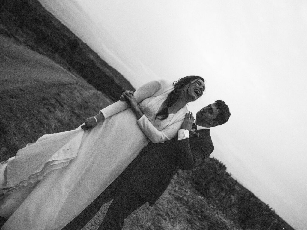 Mariage au château de Villerambert à Caunes-Minervois, Aude. Mariage à l'automne. Shooting privé des mariés de nuit. Photo noir et blanc portrait mariés