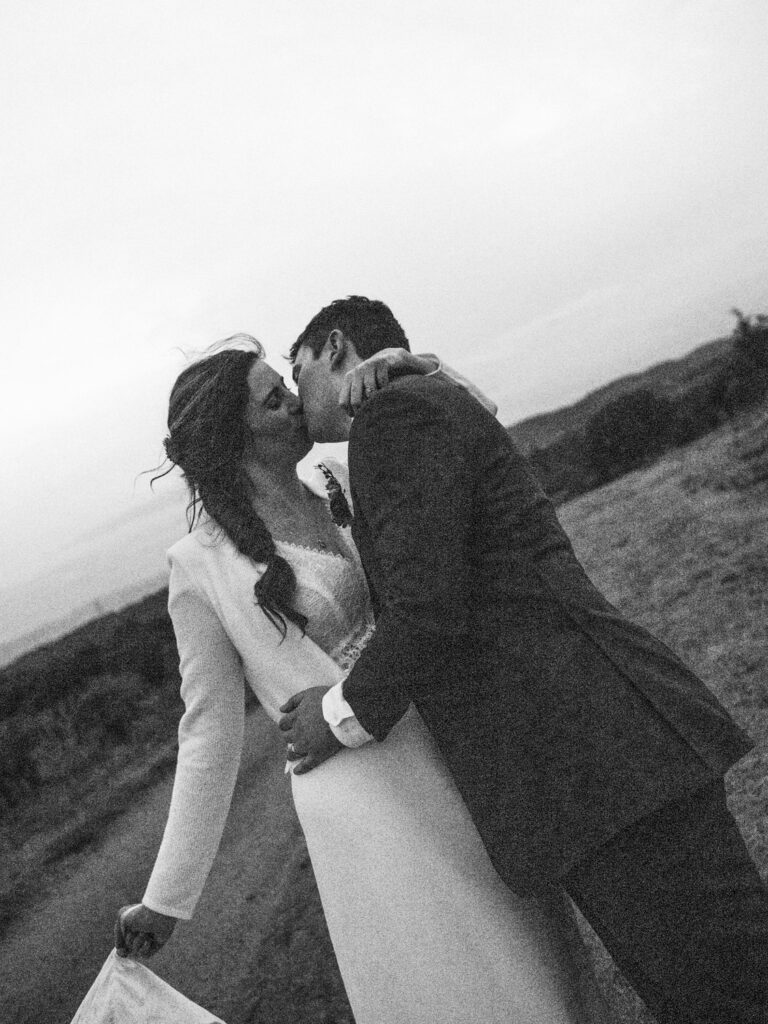Mariage au château de Villerambert à Caunes-Minervois, Aude. Mariage à l'automne. Shooting privé des mariés de nuit. Photo noir et blanc portrait mariés