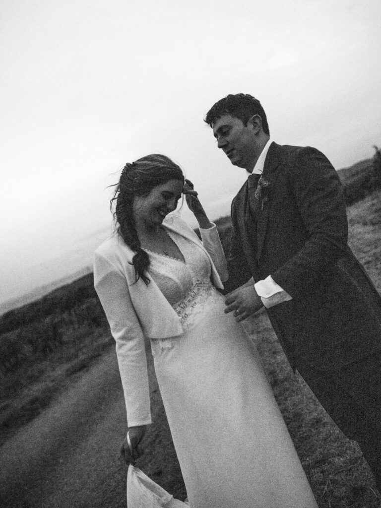 Mariage au château de Villerambert à Caunes-Minervois, Aude. Mariage à l'automne. Shooting privé des mariés de nuit. Photo noir et blanc portrait mariés
