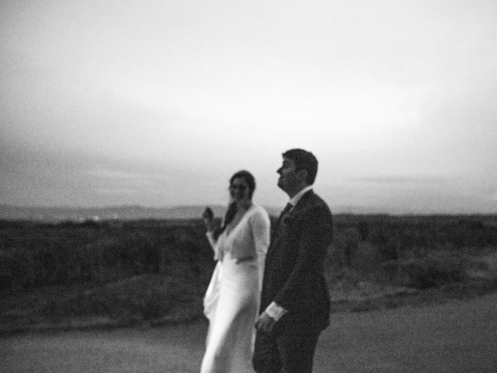 Mariage au château de Villerambert à Caunes-Minervois, Aude. Mariage à l'automne. Shooting privé des mariés de nuit. Photo noir et blanc portrait mariés