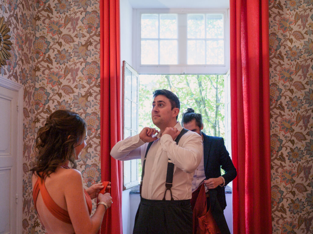 Mariage au château de Villerambert à Caunes-Minervois, Aude. Mariage à l'automne. préparatifs des mariés