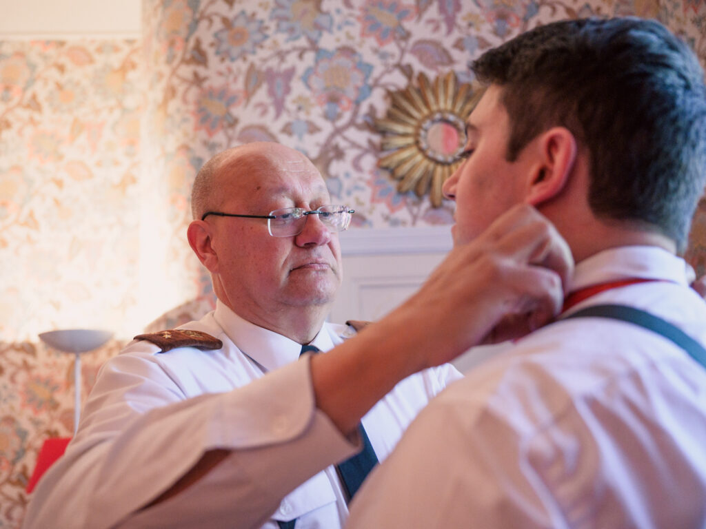 Mariage au château de Villerambert à Caunes-Minervois, Aude. Mariage à l'automne. préparatifs des mariés