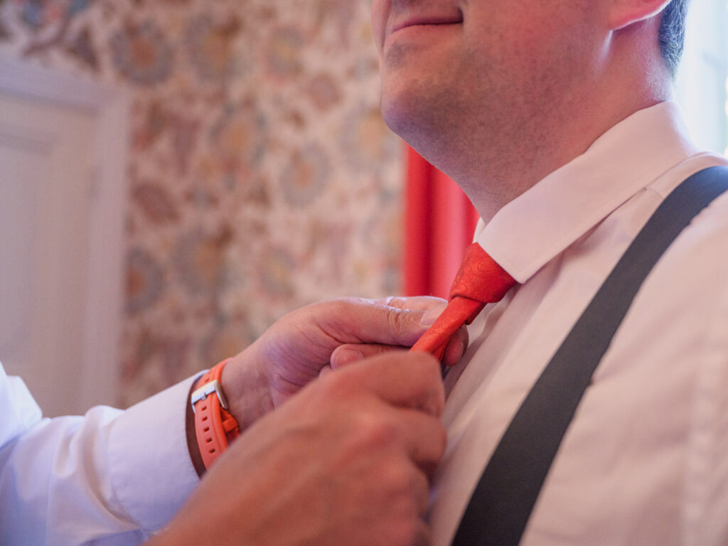 Mariage au château de Villerambert à Caunes-Minervois, Aude. Mariage à l'automne. préparatifs des mariés