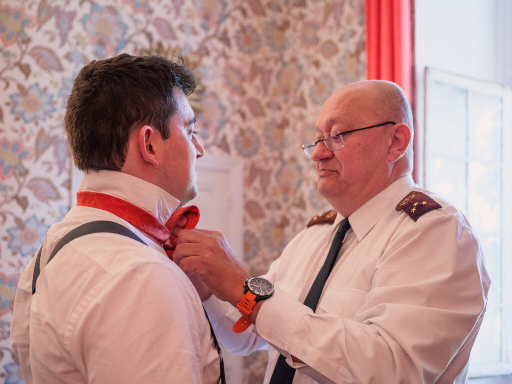 Mariage au château de Villerambert à Caunes-Minervois, Aude. Mariage à l'automne. préparatifs des mariés