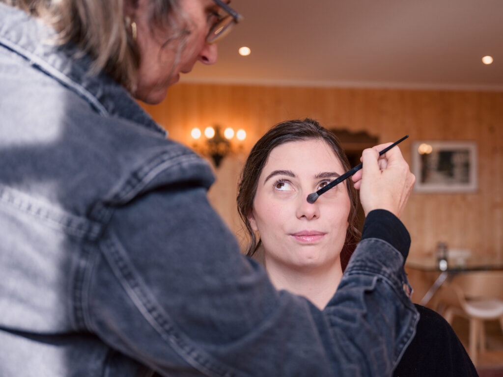 Mariage au château de Villerambert à Caunes-Minervois, Aude. Mariage à l'automne. préparatifs des mariés