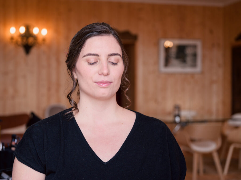 Mariage au château de Villerambert à Caunes-Minervois, Aude. Mariage à l'automne. préparatifs des mariés