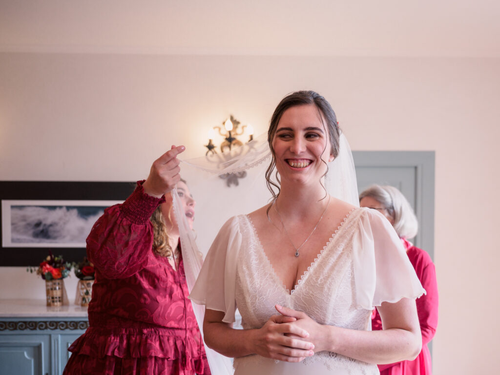 Mariage au château de Villerambert à Caunes-Minervois, Aude. Mariage à l'automne. préparatifs des mariés