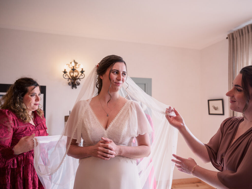 Mariage au château de Villerambert à Caunes-Minervois, Aude. Mariage à l'automne. préparatifs des mariés