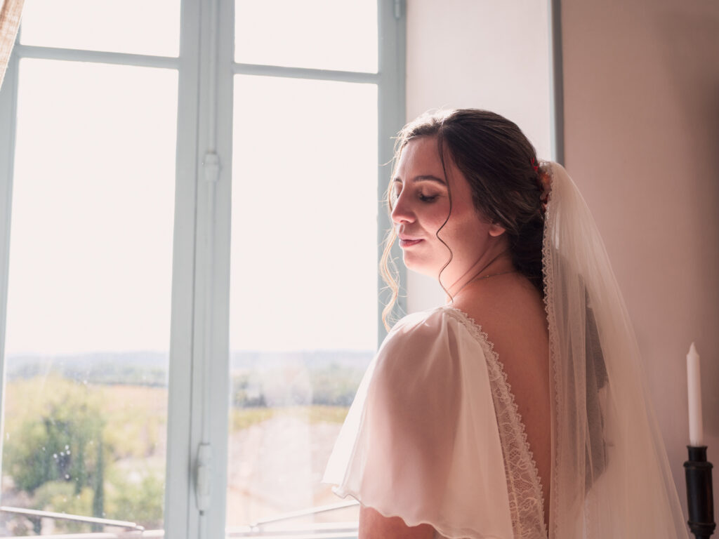 Mariage au château de Villerambert à Caunes-Minervois, Aude. Mariage à l'automne. préparatifs des mariés