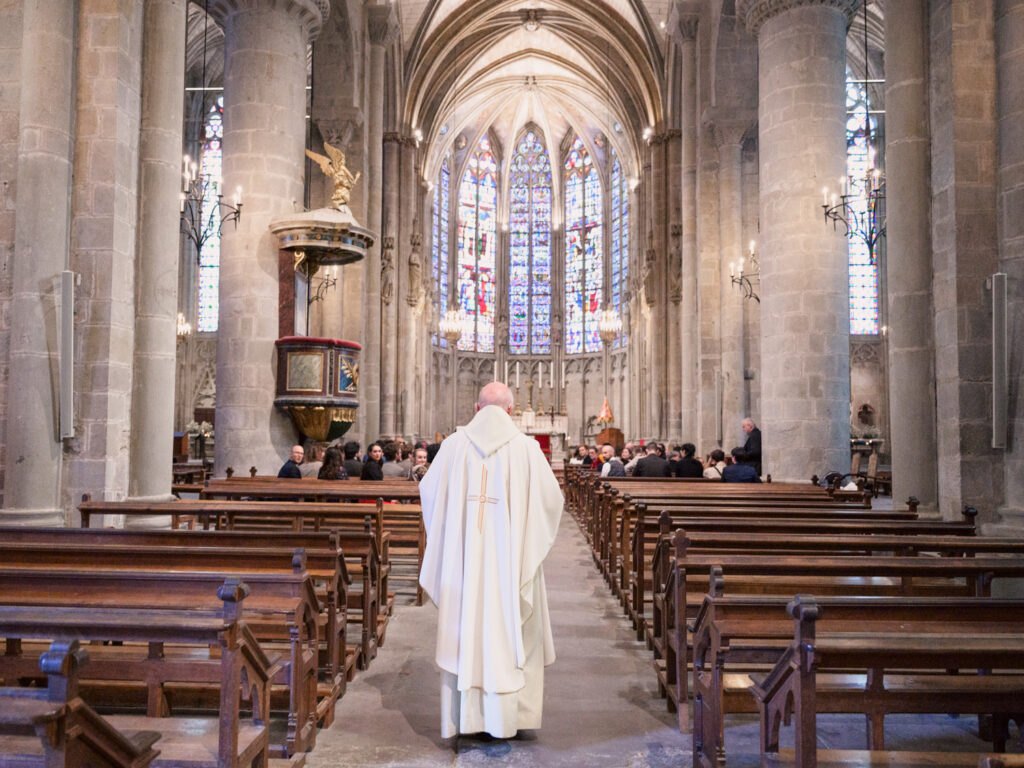 Mariage au château de Villerambert à Caunes-Minervois, Aude. Mariage à l'automne. Cérémonie religieuse à la Basilique Saint Nazaire, à la cité de Carcassonne