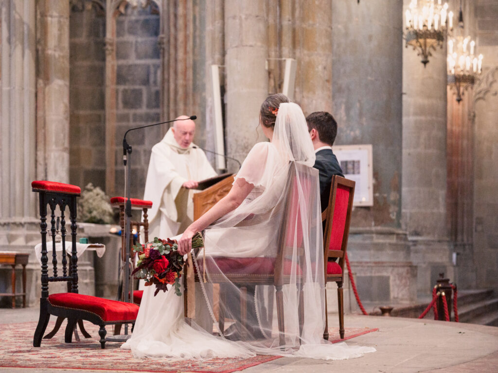 Mariage au château de Villerambert à Caunes-Minervois, Aude. Mariage à l'automne. Cérémonie religieuse à la Basilique Saint Nazaire, à la cité de Carcassonne