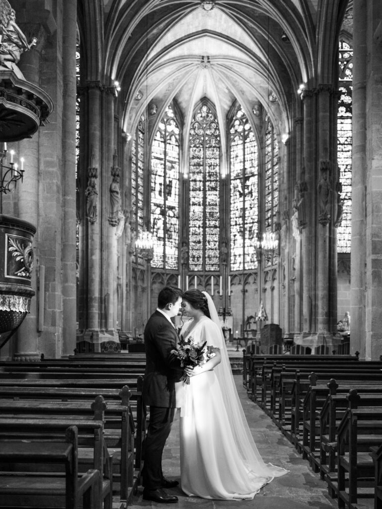 Mariage au château de Villerambert à Caunes-Minervois, Aude. Mariage à l'automne. Cérémonie religieuse à la Basilique Saint Nazaire, à la cité de Carcassonne