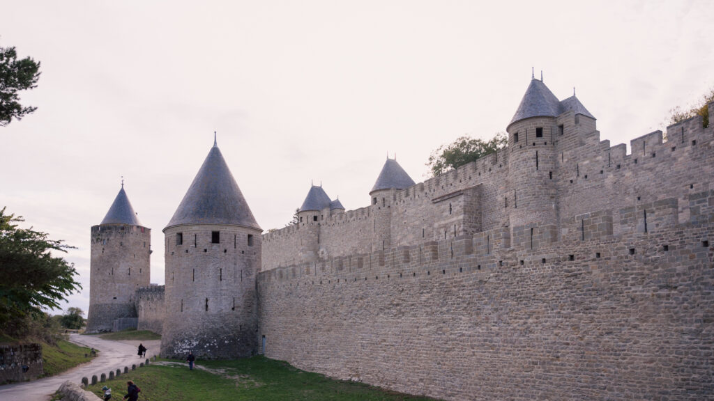 Mariage au château de Villerambert à Caunes-Minervois, Aude. Mariage à l'automne. cité de Carcassonne