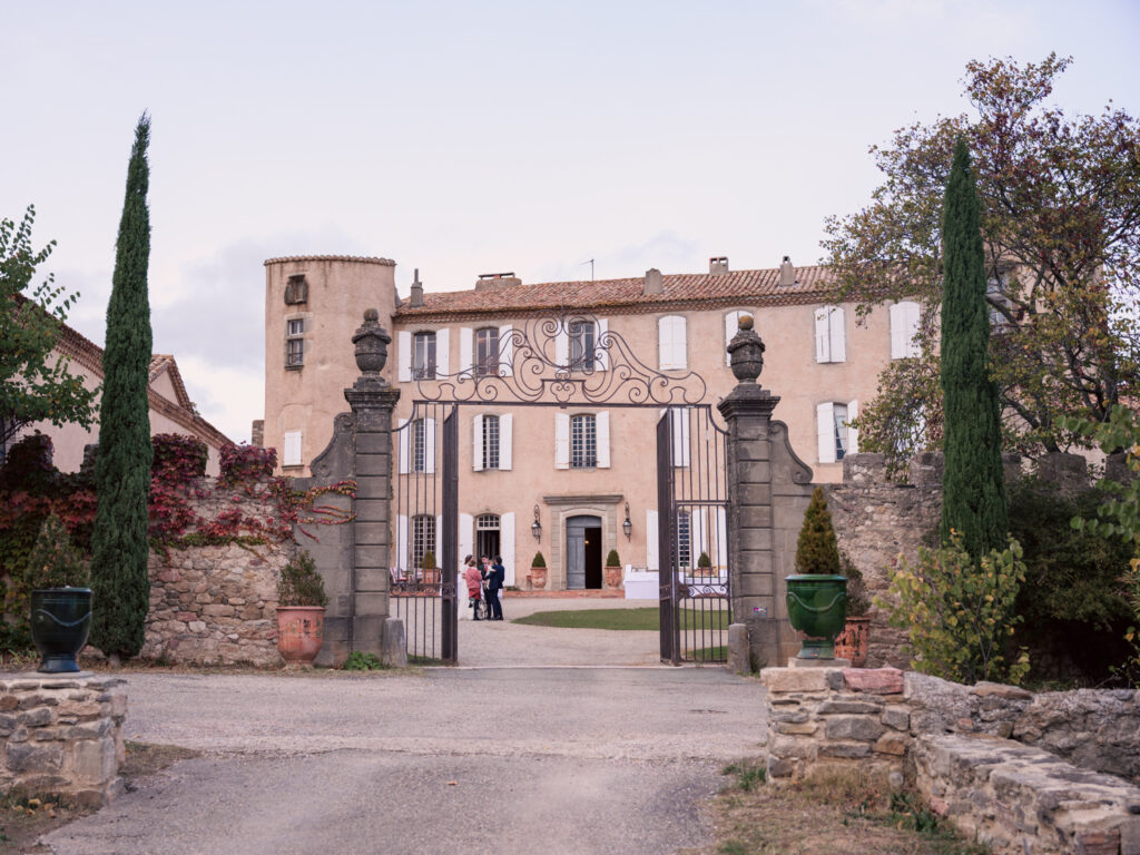 Mariage au château de Villerambert à Caunes-Minervois, Aude. Mariage à l'automne. décoration florale Sahra B. Wedding planner
