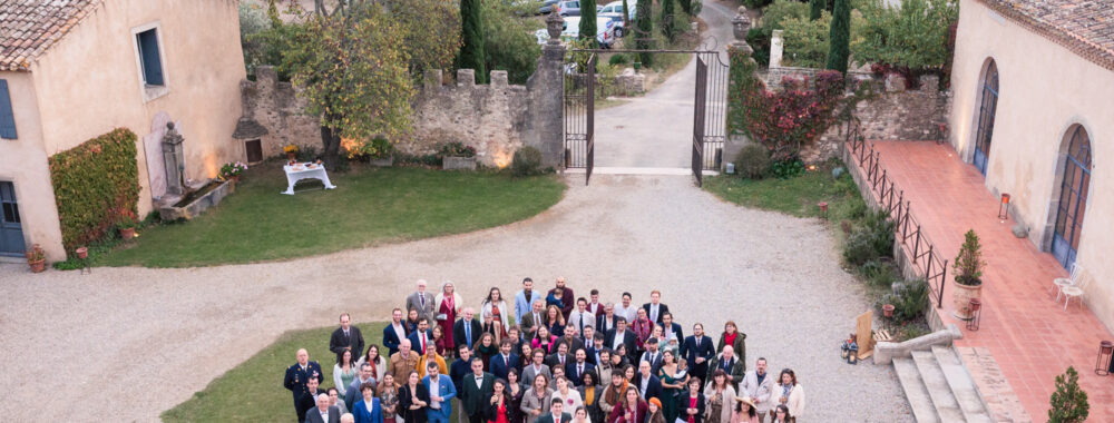 Mariage au château de Villerambert à Caunes-Minervois, Aude. Mariage à l'automne. photo de groupe