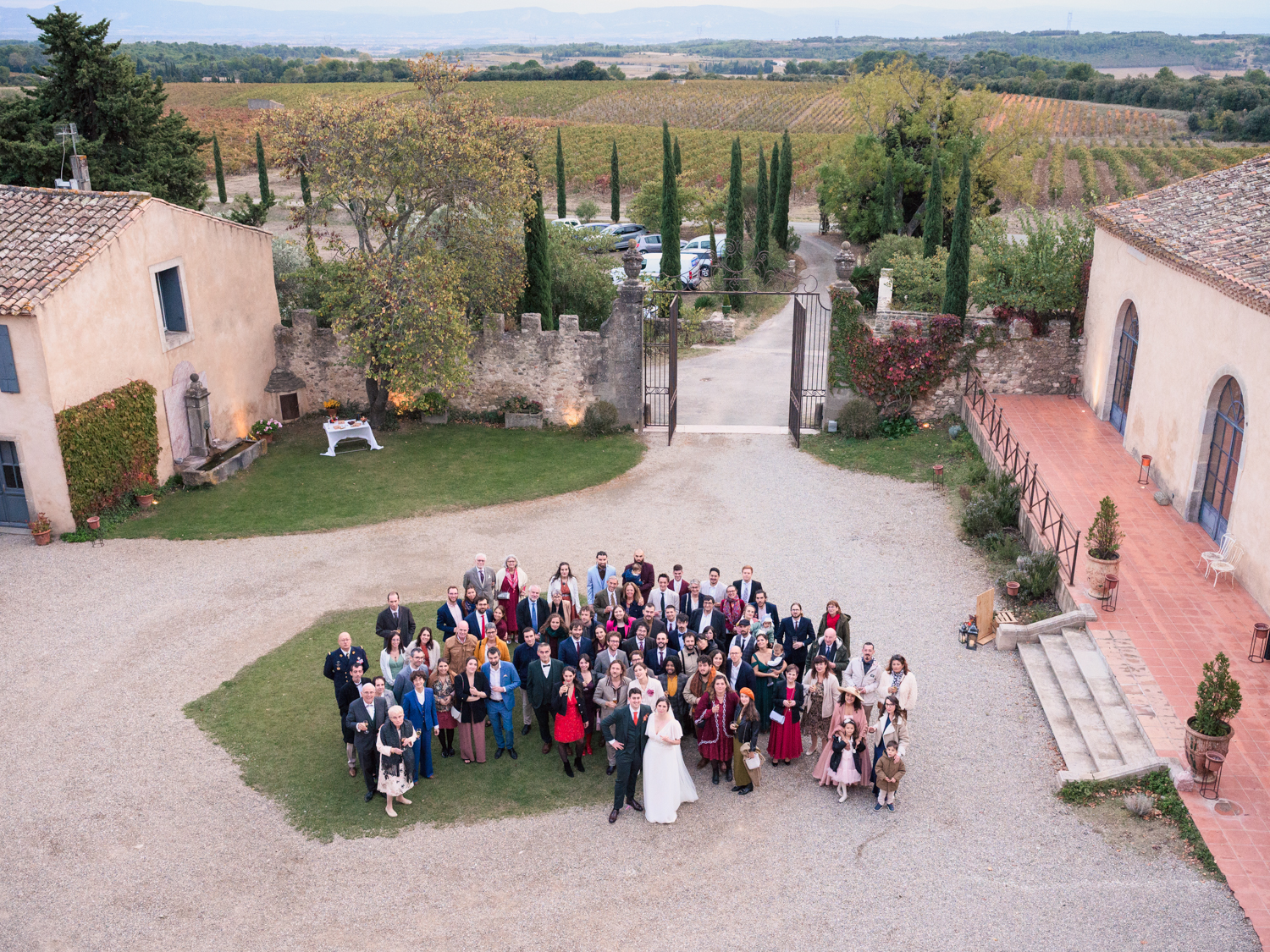 Mariage au château de Villerambert à Caunes-Minervois, Aude. Mariage à l'automne. photo de groupe