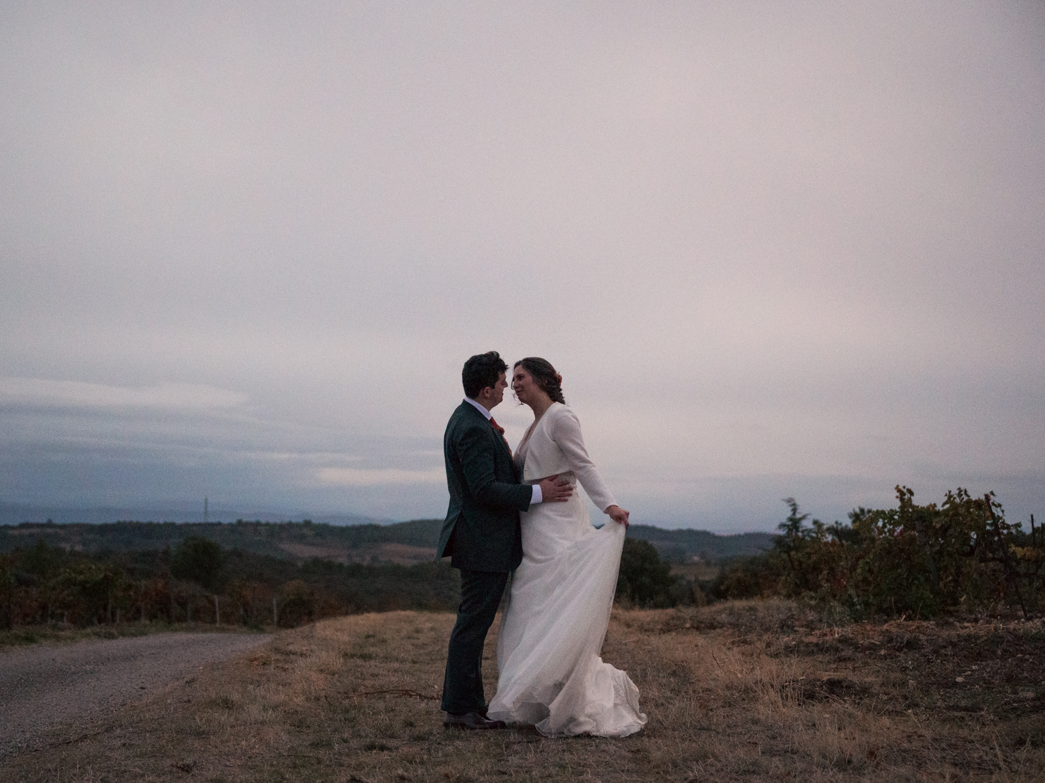 Mariage au château de Villerambert à Caunes-Minervois, Aude. Mariage à l'automne. Shooting privé des mariés de nuit.