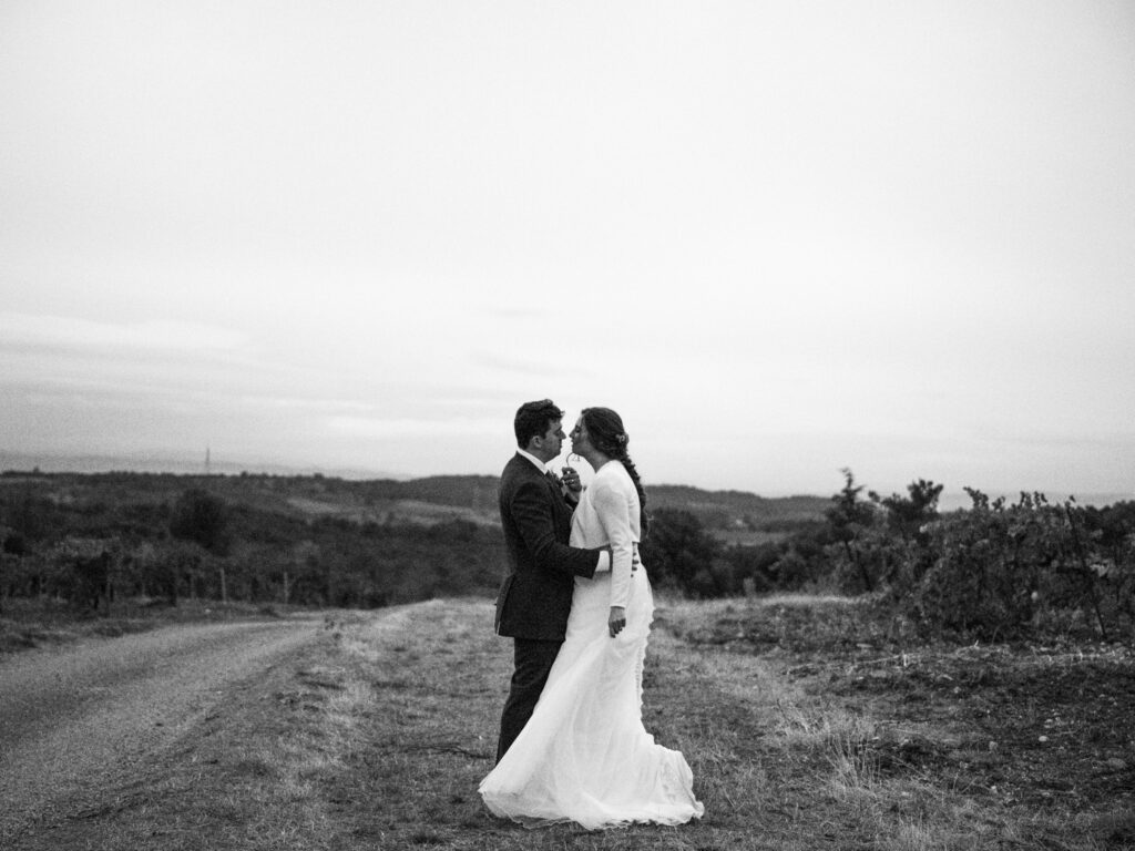 Mariage au château de Villerambert à Caunes-Minervois, Aude. Mariage à l'automne. Shooting privé des mariés de nuit. Photo noir et blanc portrait mariés