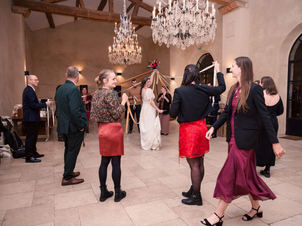 Mariage au château de Villerambert à Caunes-Minervois, Aude. Soirée de Mariage. Ronde des rubans avec le bouquet de la mariée
