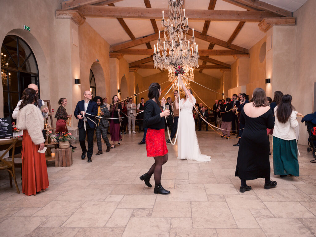 Mariage au château de Villerambert à Caunes-Minervois, Aude. Soirée de Mariage. Ronde des rubans avec le bouquet de la mariée