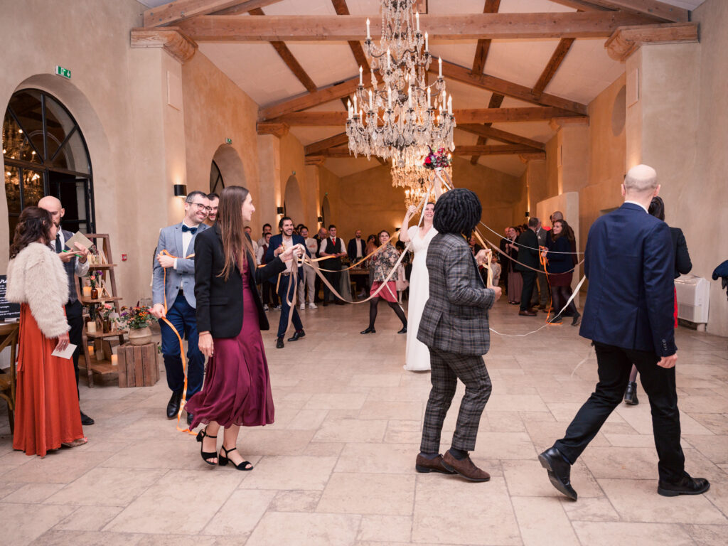 Mariage au château de Villerambert à Caunes-Minervois, Aude. Soirée de Mariage. Ronde des rubans avec le bouquet de la mariée