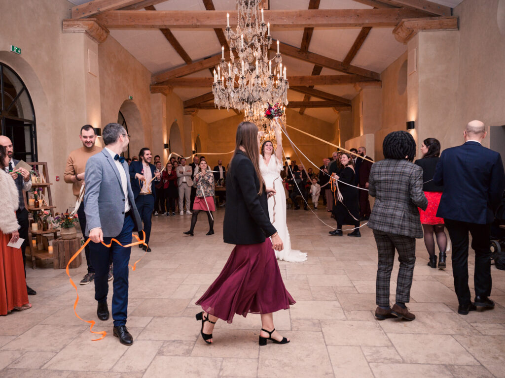 Mariage au château de Villerambert à Caunes-Minervois, Aude. Soirée de Mariage. Ronde des rubans avec le bouquet de la mariée