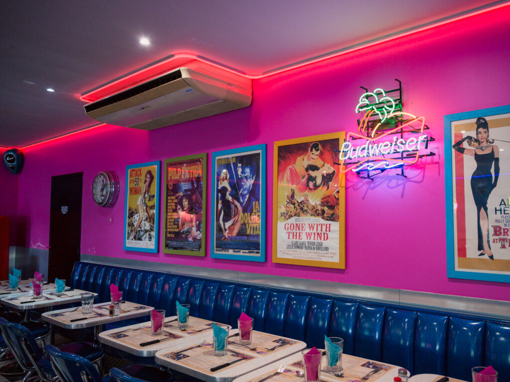 shooting d'inspiration rock n'roll. Lieu : Diner 118 Tenue des mariés : Les frangines mariage Coiffure : la coquetterie coiffure nomade Maquillage : beauty therapy salon