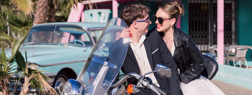 shooting d'inspiration rock n'roll. Lieu : Diner 118 Tenue des mariés : Les frangines mariage Coiffure : la coquetterie coiffure nomade Maquillage : beauty therapy salon