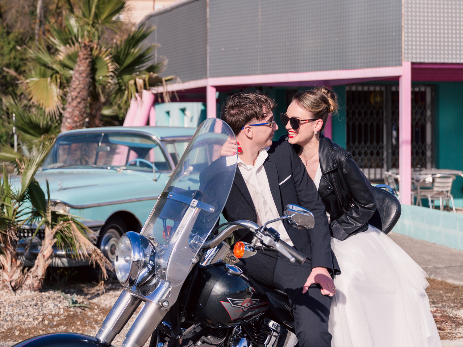 shooting d'inspiration rock n'roll. Lieu : Diner 118 Tenue des mariés : Les frangines mariage Coiffure : la coquetterie coiffure nomade Maquillage : beauty therapy salon