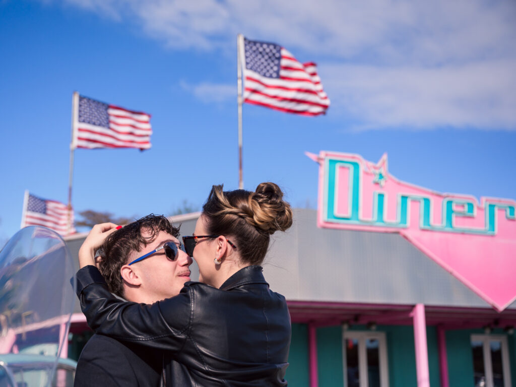 shooting d'inspiration rock n'roll. Lieu : Diner 118 Tenue des mariés : Les frangines mariage Coiffure : la coquetterie coiffure nomade Maquillage : beauty therapy salon