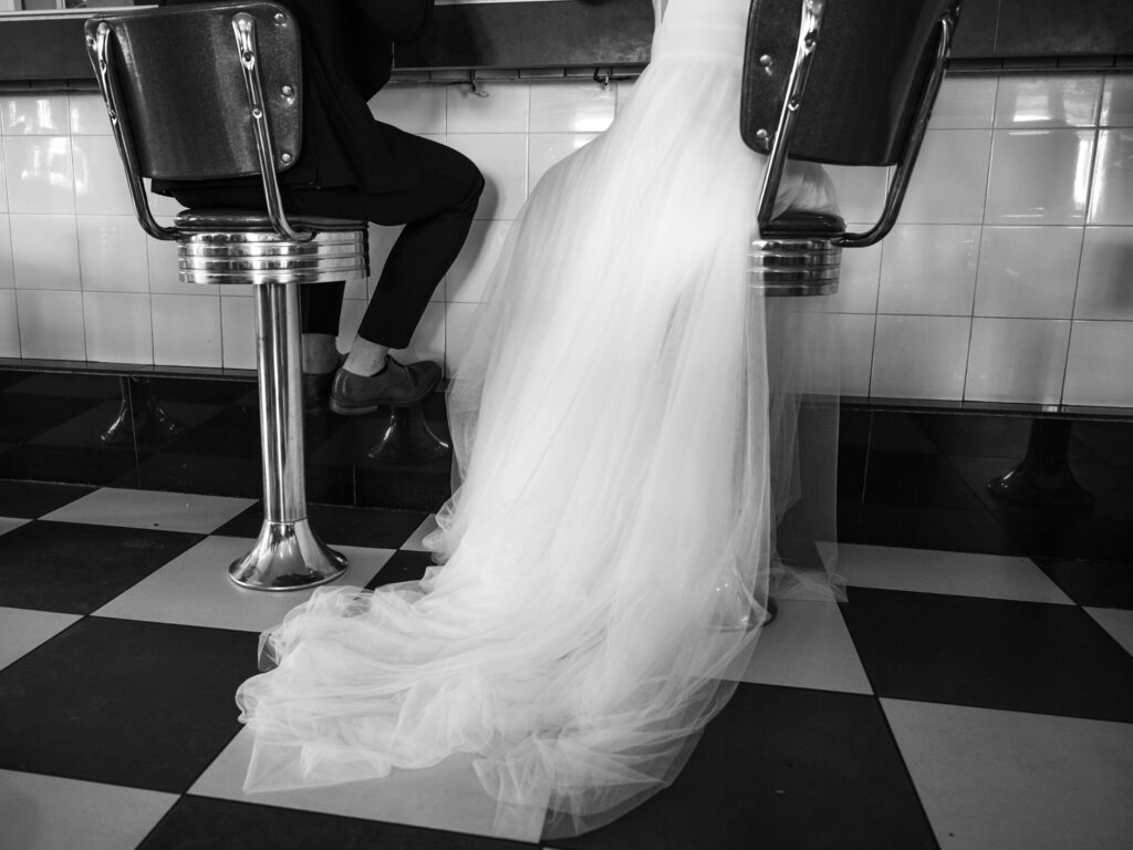 shooting d'inspiration rock n'roll. Lieu : Diner 118 Tenue des mariés : Les frangines mariage Coiffure : la coquetterie coiffure nomade Maquillage : beauty therapy salon