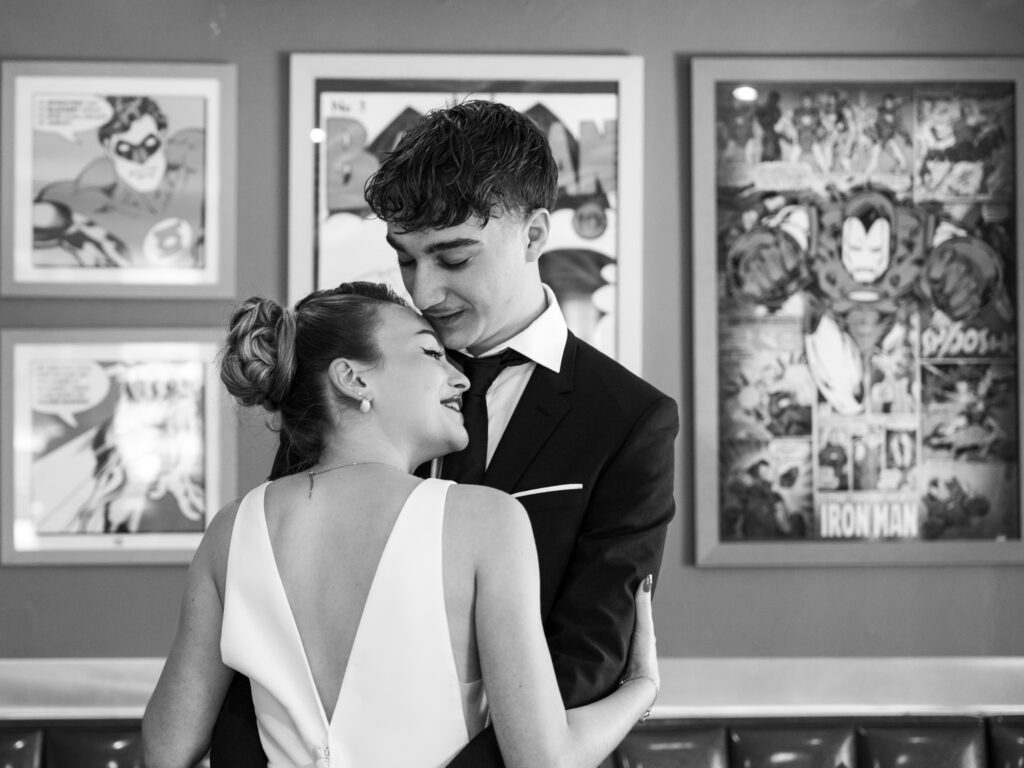 shooting d'inspiration rock n'roll. Lieu : Diner 118 Tenue des mariés : Les frangines mariage Coiffure : la coquetterie coiffure nomade Maquillage : beauty therapy salon