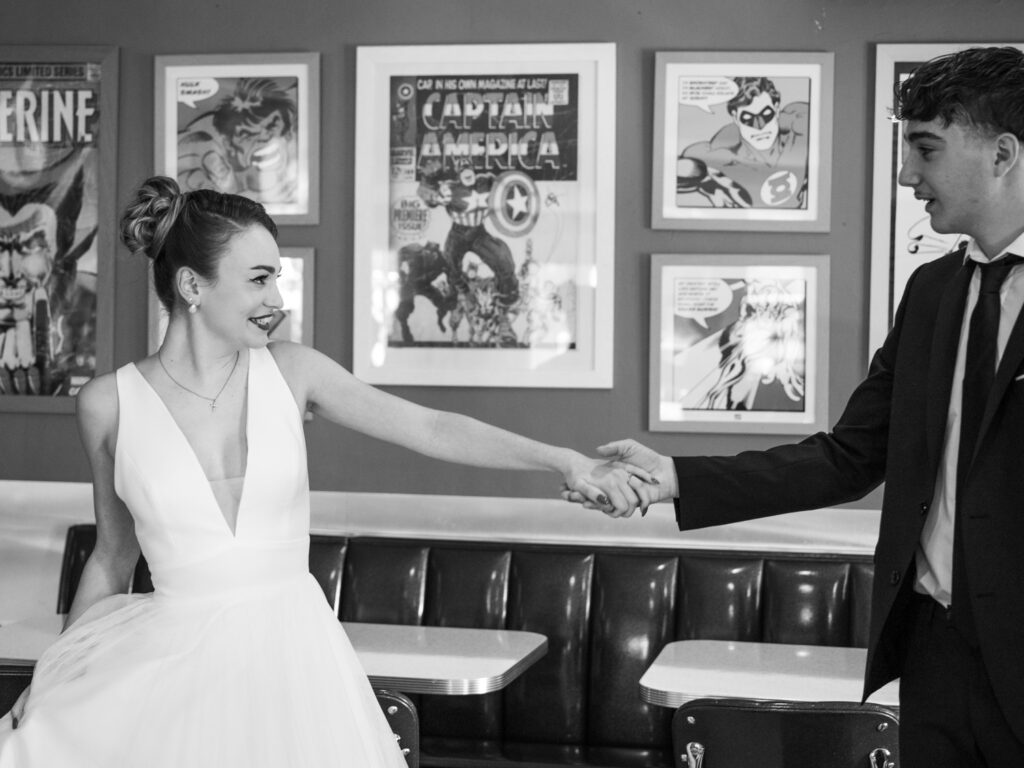 shooting d'inspiration rock n'roll. Lieu : Diner 118 Tenue des mariés : Les frangines mariage Coiffure : la coquetterie coiffure nomade Maquillage : beauty therapy salon