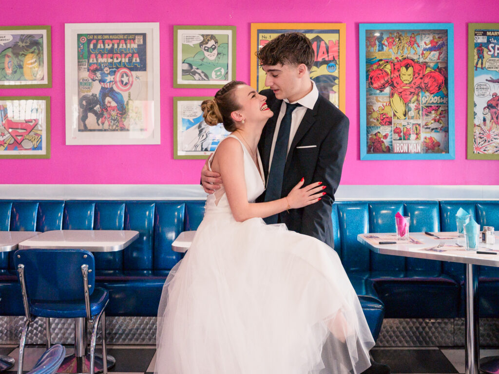 shooting d'inspiration rock n'roll. Lieu : Diner 118 Tenue des mariés : Les frangines mariage Coiffure : la coquetterie coiffure nomade Maquillage : beauty therapy salon