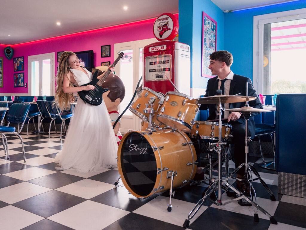 shooting d'inspiration rock n'roll. Lieu : Diner 118 Tenue des mariés : Les frangines mariage Coiffure : la coquetterie coiffure nomade Maquillage : beauty therapy salon