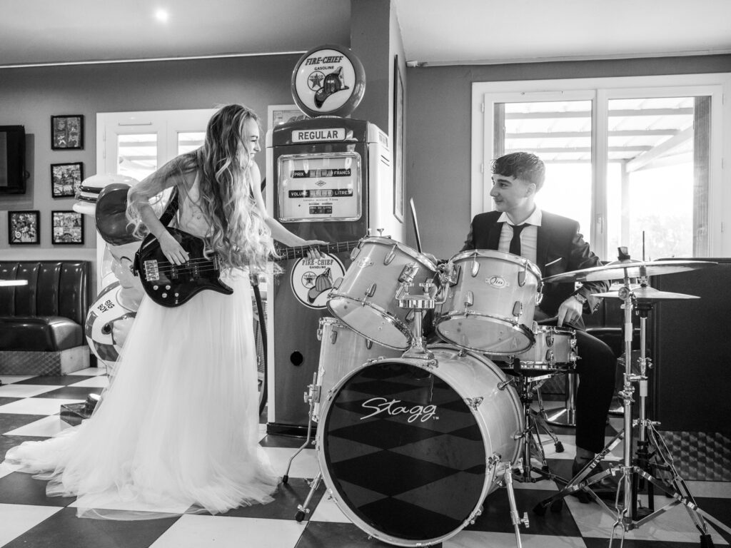 shooting d'inspiration rock n'roll. Lieu : Diner 118 Tenue des mariés : Les frangines mariage Coiffure : la coquetterie coiffure nomade Maquillage : beauty therapy salon