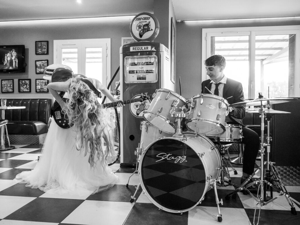 shooting d'inspiration rock n'roll. Lieu : Diner 118 Tenue des mariés : Les frangines mariage Coiffure : la coquetterie coiffure nomade Maquillage : beauty therapy salon