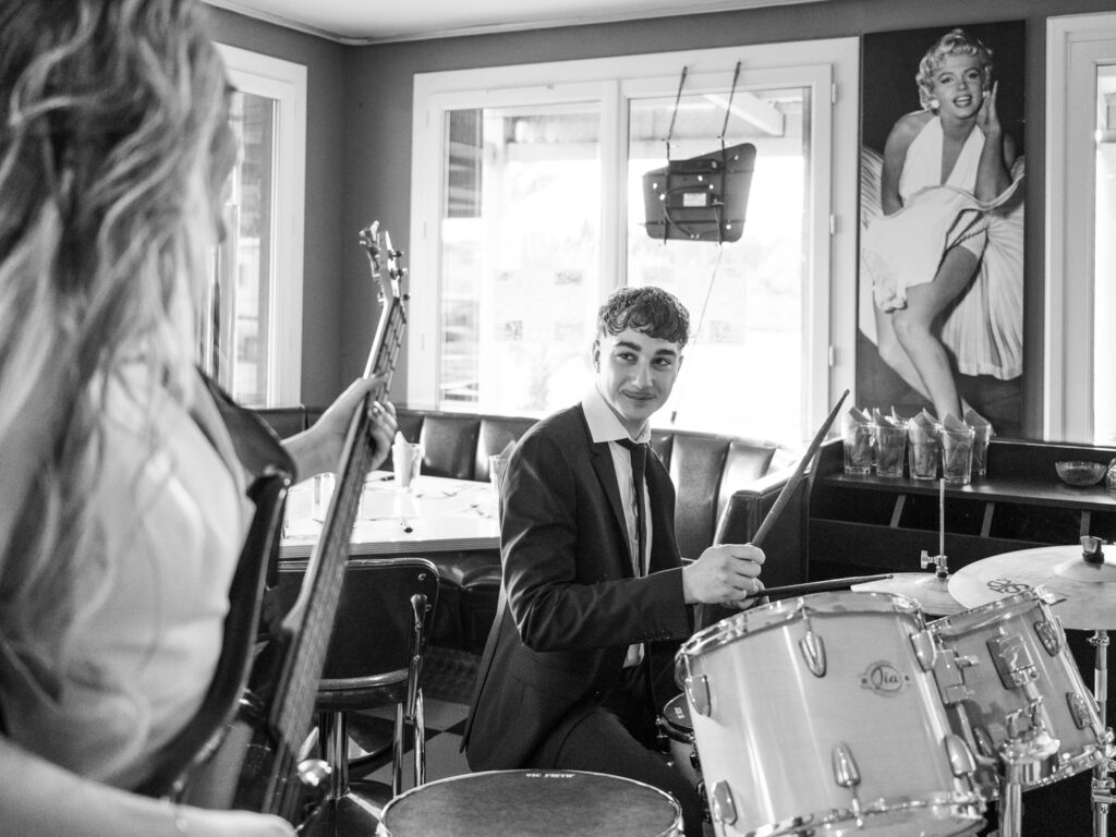 shooting d'inspiration rock n'roll. Lieu : Diner 118 Tenue des mariés : Les frangines mariage Coiffure : la coquetterie coiffure nomade Maquillage : beauty therapy salon