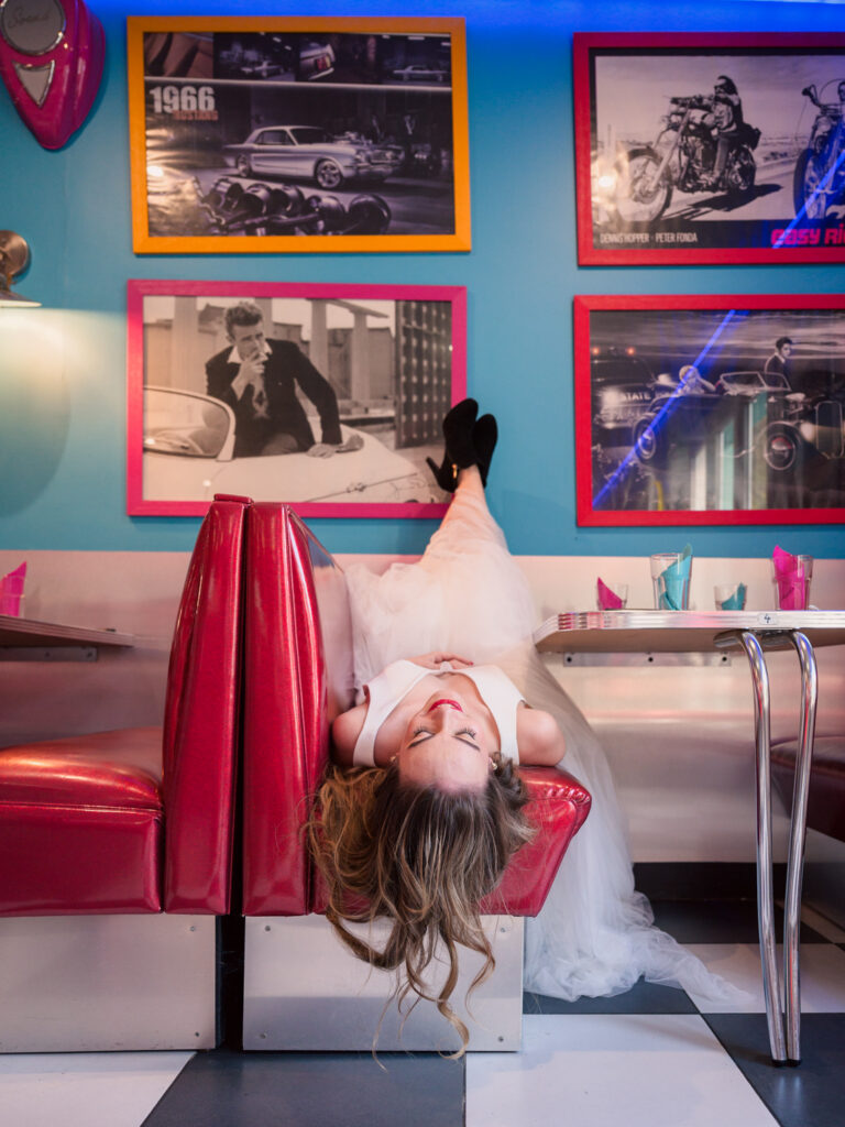 shooting d'inspiration rock n'roll. Lieu : Diner 118 Tenue des mariés : Les frangines mariage Coiffure : la coquetterie coiffure nomade Maquillage : beauty therapy salon